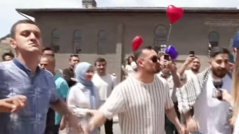 PKK kendisini feshetti: Diyarbakır'da halaylar çekildi